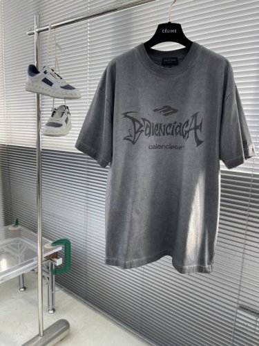 Balenciag 2025 磨破拉胶裂纹短袖T 采用进口机器织造而成，布面纹路及抓绒的独特性创造出完美的成衣效果 面料采用260克重 搭配320克1*1罗纹，