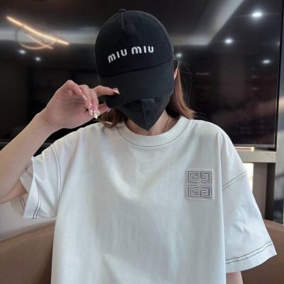 高端复刻 Givenchy 纪梵希Gvc 胸口4G明线刺绣短袖 白色 面料：采用60支丝光双股 以白色为基，黑色明线点缀在白色之上，细节中流露出高级感 面料采用