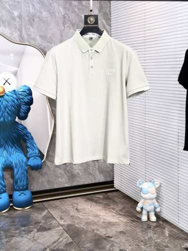 Dior。2025春夏新款男士标识短袖Polo衫，延续经典商务休闲翻领Polo恤.该款Polo衫采用丝光双面棉质珠地面料制成，隽永设计可跨越时尚潮流。经典款型，
