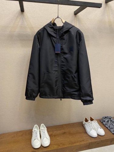 LV路易家 本赛季最百搭的连帽风衣外套之一颜值超高 非常好搭配 黑色系酷帅风日常出行通勤均可驾驭 本款双面拒水防风夹克取材再生锦纶 以左胸 Marque1.Vu