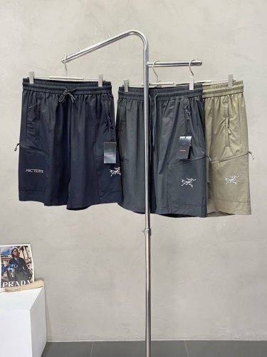 Arc’Teryx始祖鸟独家专供新款休闲短裤 高端版本！专柜定制面料 透气舒适度高，细节无可挑剔，品牌元素设计理念，体现高品质。手感细腻柔软！呈现休闲裁剪，上身
