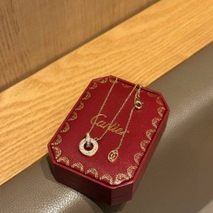 美弊了卡地亚项链 经典Love满钻大饼双环项链 历时近4个月终于完美出货 经典大牌之作 将圆饼 螺丝钉 满钻集为一体 一面满钻 一面无钻 是Love系列里非常火