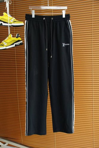 lv-2025春夏最新品，专柜同步有售，时尚休闲裤，进口原版面料，做工极为复杂，唯一可以做代购级别的渠道狠货，经典刺绣Logo，原版五金辅料装饰，档次极高，舒适