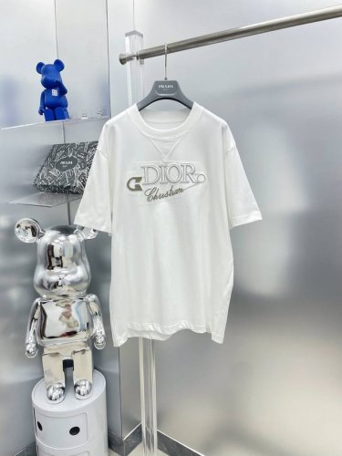 di*迪 2025夏季新款别针刺绣字母Logo短袖Tee 专柜同步有售，原单狠货，时尚 进口原版科技面料，上身舒适透气，原版定制五金辅料，上身帅气有型，三标齐全