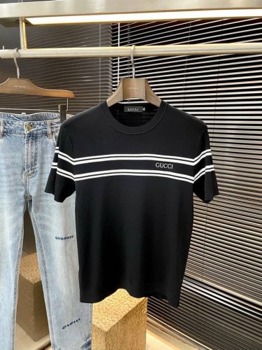 gucci 古驰 系列 Vip高级定制 2025春夏季新款短袖 百搭款式 任何人都可以轻松驾驭 面料全订制 高定一等品粘纤面料 面料手感柔软，上身舒适柔软 简约