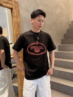 普拉达2025夏季新款短袖T恤，特色的喷绘加刺绣工艺，个性艺术系列全网独家首发 百搭款细节处理完美240克纯棉面料十分精致 原版面料 网红明星同款高版本 高品质
