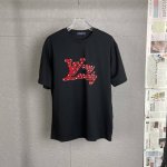 P110 B19 Louis Vuitton 路易威登 植绒标识烫钻圆领短袖T恤 三标齐全 采用高克重纯棉面料！ 植绒烫钻工艺，手感非常舒服 Os落肩版型，时尚