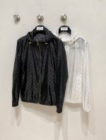 Lv经典原版定制老花提花面料防晒服轻薄外套，黑白两色！时尚百搭，采用进口防晒面料制作而成，舒适透气轻薄无压力，面料有型且舒适 驴家经典老花图案超前卫设计风格 细