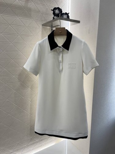 P310Miumi*2025新品上架 双层领短袖连衣裙 定制Yb进口醋酸材质 质感光泽 垂顺舒适 双层领短袖连衣裙剪裁 领口下摆均做撞色假两件处理 呼应胸前字母