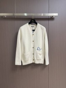 dior 朋友刺绣棉质混纺纽扣针织开衫 面料采用40支棉纱毛棉 棉量为62% 其中混有38 绵纶 两种毛料混合织出可有效使上身效果更为立体 刺绣采用毛纱高密度刺