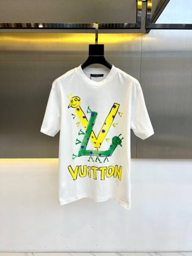 早春现货抢先发售 1V、2025S春夏新款新标字母Logo宽松显瘦休闲圆领短袖T恤。纯棉高支数面料整体的触感极为舒适，亲肤效果也是极佳。整体宽松的版型配置，更具