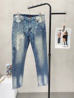 P250。Louis Vuitton路易威登独家专供新款 牛仔裤，高端版本！专柜定制面料 透气舒适度高，细节无可挑剔，品牌元素设计理念，体现高品质。手感细腻柔软