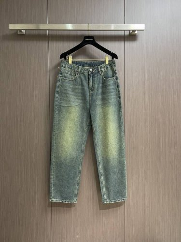 Fendi 新款牛仔裤，订制进口丹宁布料，质感卓然。经典五袋设计，后袋刺绣 Logo标识设计，原厂一致五金辅料，细节做到极致，出品堪称完美。尺码：30-38 无