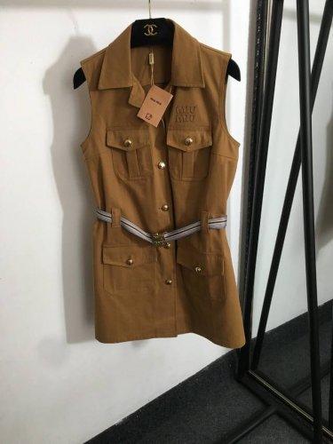款号20252682 Miumi*新款 刺绣字母贴布 单排扣工装风无袖背心连衣裙，配腰带，咖色，Sml， M码；胸围94，总长80