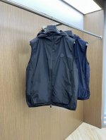 Mon 2550春夏官网新款男士连帽马甲外套 高定专柜面料 透气舒适度高，细节无可挑剔，品牌元素设计理念，做工考究工艺复杂，专业代购级体现高品质。Lz手感细腻柔