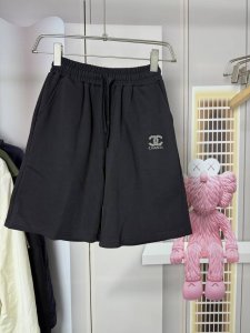香奈儿 2025新款时尚休闲短裤 采用进口订制奥钻 非市场通货版本 6次高温加固设计不掉钻 舒适双面卫衣面料亲肤感极佳 简约休闲款式打造休闲与个性兼备的时髦单品