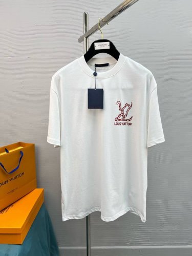 高品质 Lv。25Ss胶印高工艺制作 经典配色T恤新品！！款式相当的青春活力，朝气澎湃！！新一季主打的小熊系列，采用一级印烫的高规格标准.色调过渡呈现的立体感很