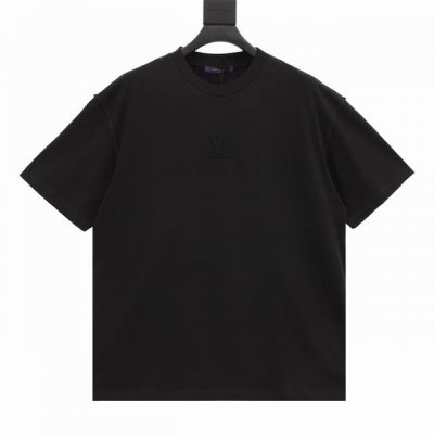 款号Y404 Louis Vuitton 路易威登 凹凸压花圆领短袖 原 p 50购买，定染雾霾蓝、凹凸压花工艺、反缝袖口设计、反标后幅设计、全套辅料配备 采用