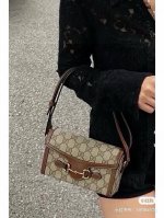 Gucci 古驰 1955 Mini 手机包 可爱的复古横板小方包，以Gucci经典缇花帆布拼接双G皮革识别标志。 横版手机包，小巧精致轮廓，背上身妆点造型独具