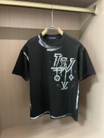 Lv 25Ss夏季新款手绘短袖T恤！专柜同步，每一件都是纯手工画制而成.独特的Logo 个性艺术系列全网独家首发 百搭款细节处理完美240克纯棉面料十分精致 原