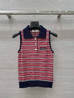 原单品质 Miu系25春夏新品！条纹针织Polo背心上衣。定染色系100%羊毛纱线细腻柔软的手感超赞！线条间色提花工艺，Logo字母低调奢华。气质小翻领甜美少女