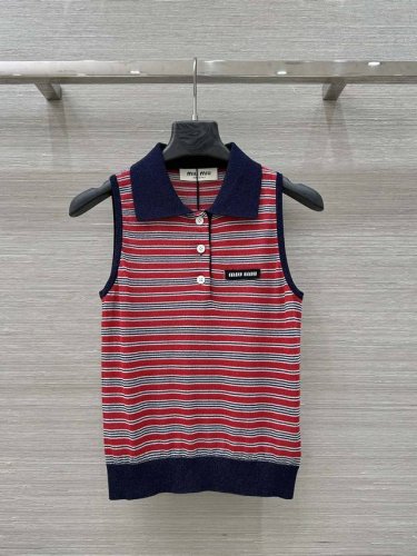 原单品质 Miu系25春夏新品！条纹针织Polo背心上衣。定染色系100%羊毛纱线细腻柔软的手感超赞！线条间色提花工艺，Logo字母低调奢华。气质小翻领甜美少女