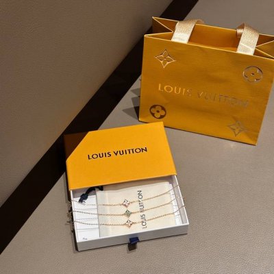Lv手链 经典款迷你尖圆花手链 白粉贝母四叶草带钻手链 新增天河色 一款满足所有少女心的手链 背后原版Logo 戴上Bulingbuling你就是人群中最闪亮的