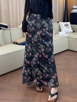 万搭单品 奢华优雅气质提臀显瘦半身裙 邂深底之上花纹肆意绽放 似把春日花园披于身畔轻柔面料 随风摇曳间满是灵动 巧妙修饰身形 勾勒优雅曲线 尽显独特魅力 三色