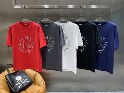 罗家 罗意威T恤超时髦经典百搭，胸前环绕着品牌名的设计，标志性图案，独特又时髦，高级感满满 。面料亲肤柔软，质感超棒S-Xl 隔天