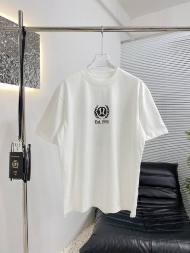 Lululemon露露乐蒙 2025新款T恤 爆款首选 采用高克重布料 洗完水260克 不缩水不变形 上身阔挺效果极佳 且舒适柔软质感十足 廊型版型穿着更为舒适