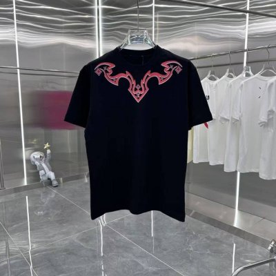 LV 2025春夏新款 圆领短袖T恤 5D凹凸打印工艺 男女同款宽松版 S M L Xl Xxl 五个码 黑色 白色