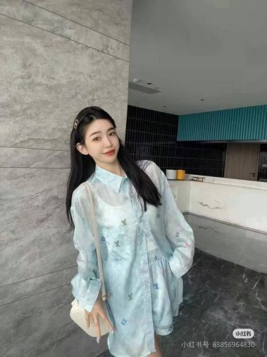 新品上新 Louis Vuitto* 彩色字母满印防晒套装 高级定制 新款Lv*驴家满印防晒套装 款号：006008 颜色：粉 蓝 尺码： 均码 80-125斤
