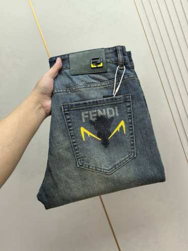 芬迪。2025春夏最新推出男士休闲牛仔裤新品！重工水洗牛仔裤！定制面料和一般牛仔布料比起来，更加柔软舒适！超重工洗水工艺 双工艺洗水 整条裤子，手感舒适，细腻程