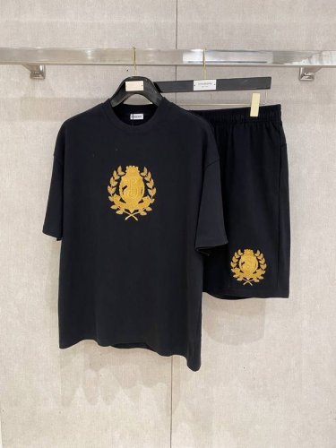 25Ss Burberry 巴宝莉 重磅圆领短袖T恤短裤套装 选用330克双纱平织棉面料打造 重工刺绣工艺 男女同款 码数 S-Xl 颜色 黑色 白色 尺码表