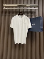 Dior 迪奥铃兰字母印花圆领短袖T恤，采用270G洗水棉，36支双纱平稳，面料舒适柔软，亲肤透气，紧密挺厚手感，四线密边，双线领山边，双针锁链底包边包线，胸前