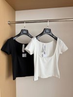 大U领小短T恤 黑白经典双色 简约又高级 大U领设计超吸睛 大方展露迷人肩颈线条 纯欲感拉满 短款版型俏皮时髦 搭配高腰裤 裙 轻松打造大长腿既视感 Sml三个