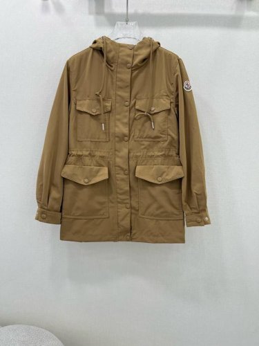 mo*Cler 24夏季新品Kolrun官网同步防晒风衣！进口记忆丝面料质感轻盈透气！原版一比一定制完美版型超级大爱，抽绳松紧腰H版型上身显瘦又拉风。立领抽绳设