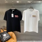 迪家 Dior T恤 黑白双色的俏皮时尚 胸前那俏皮的“Dior”蛇字样，色彩鲜艳又灵动，搭配下方的小字，瞬间为简约的T恤增添了活泼氛围 面料柔软亲肤，穿着舒适