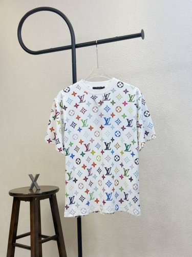 款号X1 lv路易威登领口链条满印Logo印花圆领短袖 官网买的样衣回来打的板 原色原版1:1 市场发这么低不发这个价格p没办法 情侣同款 全套包装 三标齐全