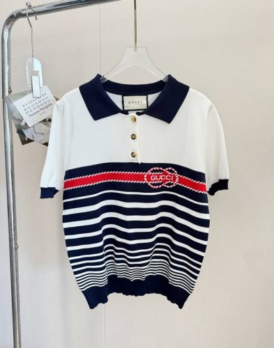 品名：Gucc* 全新撞色条纹金扣Polo针织短袖 尺码：M.L 颜色：撞色条纹 简约高级感拉满，胸前提花双G标识，吸睛无比，超多秀图！没有职场的古板气质，多了