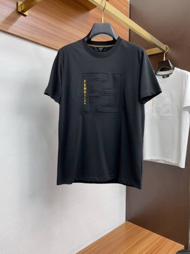 芬迪 Ss新工艺Logo纯棉质阔版圆领男士短袖T恤，新季新推系列将标识巧妙融入设计，塑就一系列充满复古风情的运动风单品。在这款百搭T恤上，带着一丝怀旧意蕴的图案
