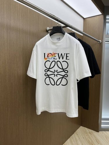 Loe 高端定制 2025春夏新款首发专柜最新款短袖圆领T恤 高端订制 设计前卫时尚 品牌Logo重工艺设计 高端定制丝光云朵棉面料.手感柔软.穿着舒适.专柜级