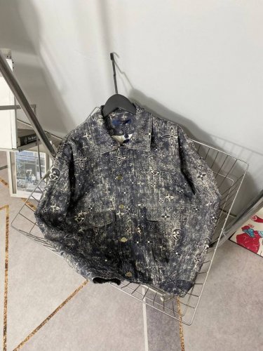 供 Louis Vuitton 路易威登 复古暗纹老花拉链纽扣束腰牛仔外套 Lv重工水洗做旧满印拼接牛仔夹克 牛仔界的顶级天花板 重磅来袭，最为值得关注的爆款系