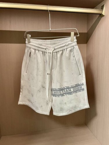 dior 2025夏季短裤！百搭松紧腰休闲五分裤！松紧腰 两侧插袋 面料采用客供定织高支纯棉料，上身透气，柔软亲肤，手感细腻、 腰部针织松紧腰加抽绳，上身不用担