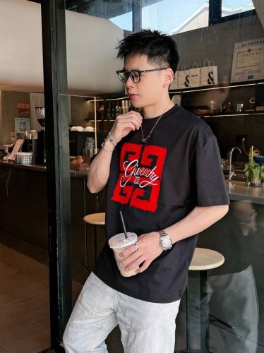 纪梵希 2025春夏新款首发专柜最新款短袖圆领T恤 高端订制 设计前卫时尚！品牌Logo重工艺设计 高端定制丝光云朵棉面料.手感柔软.穿着舒适.专柜级别精致车线