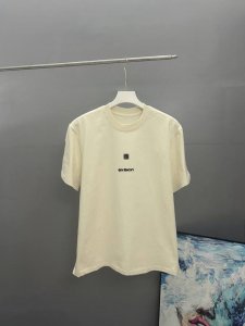 givenchy纪梵希 刺绣款 2025春夏经典圆领短袖T恤采用280克双纱精棉，衣服偏厚使整体高透气和柔软性，三标齐全！男女同款 颜色：白色 黑色 灰色 杏色