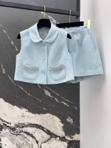 小众设计 25Ss 春夏新品天蓝色羊毛混纺粗花呢套装 手工钉珠口袋装饰 可与配套的迷你裙搭配 打造精致造型 令人心动的小香风 定制配色钮扣非常精美 上身自带高贵