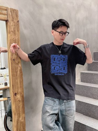 纪梵希2025夏季新款短袖T恤，特色的线绣工艺，个性艺术系列全网独家首发 百搭款细节处理完美240克纯棉面料十分精致 原版面料 网红明星同款高版本 高品质手感非