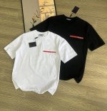 普拉达 peada prd 25Ss 基础红硅胶短袖T恤 时尚先锋们，prada的基础红硅胶短袖T恤绝对是衣橱必备的时尚单品。那一抹基础红，鲜艳夺目，如同燃烧的