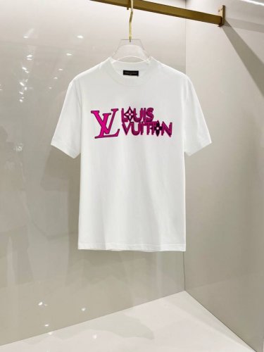louisvuitton 路易威登 2025Ss春夏新品 印沙工艺短袖，顶级的有机棉质混纺，超级柔软且具有韧性，透气感也是绝佳。，背后贴布标识点缀，立体Logo